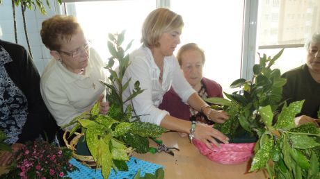 Residentes en el taller de arte floral