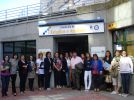 Directoras y coordinadoras en la entrada de las instalaciones de FESAN en Santiago de Compostela