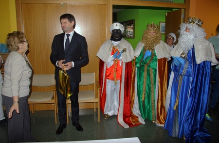 Los mayores de la residencia de Órdenes recibieron el día de Reyes una visita muy especial.